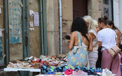 Udaberri eta uda sasoiko produktuek hartu dituzte Oñatiko kaleak
