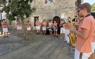 Latuna Bando txarangak girotu du zapatu eguerdia Leintz Gatzagako jaietan