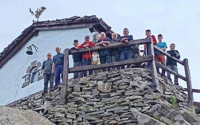 Mendaurko ermita zaharberritzen lagundu duten guziei eskerrak eman dizkie Iturengo Udalak