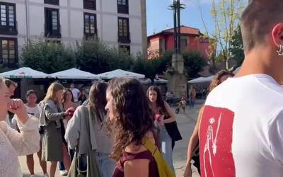 [BIDEOA] Eraso matxistarik gabeko jaiak aldarrikatzeko, mosaikoa egin dute Elorrixoko Kaliak Hartu kolektiboko kideek