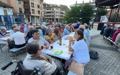 400 bat pintxo salduta, Anelkar elkarteak 1.219 euro batu ditu Elkartasun Jaian