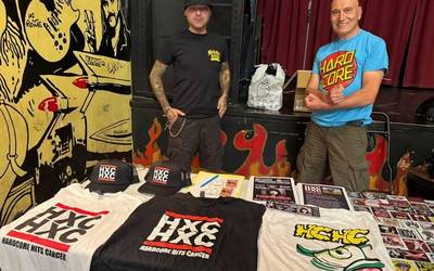 "Kontzertuaren egunean bertan saldu ohi ditugu Hardcore Hits Cancer-eko kamiseta guztiak"