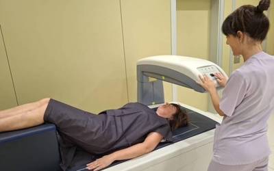 Dentsiometroa instalatu dute Eibarko Ospitalean, hezur-gaixotasunen diagnostikoa hobetu eta arintzeko