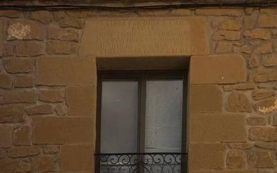 Gobernuak hirugarrenez eskatu dio Mañuetako Udalari inskripzio frankista kentzeko