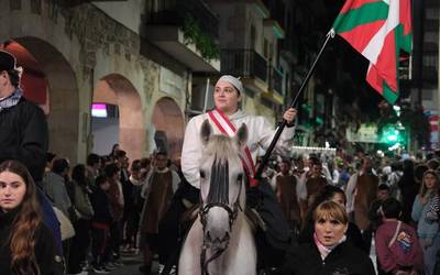 Izena eman behar da danborradan zaldi gainean joatea gura izanez gero