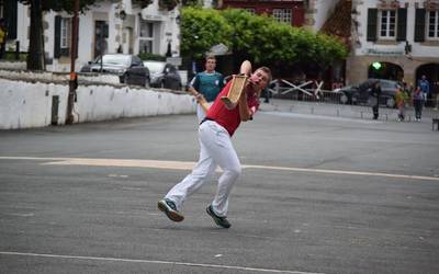 Sarako xistera joko garbi txapelketako finala jokatuko dute asteartean Sarako plazan