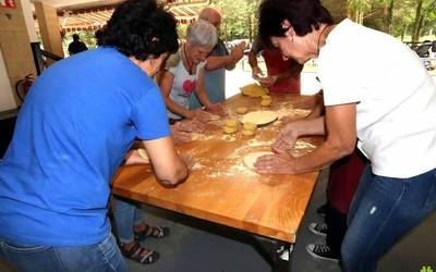 Festa giroan borobildu dute denboraldia Ixkibi kanpinean