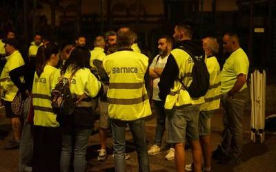 Erabateko jarraipena Maderas de Llodioko bigarren greba egunean, Garnica taldeak egin nahi dituen 39 kaleratzeen aurka