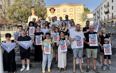 Palestinaren aldeko elkartasun argazkia ateratzera deitu dituzte herritarrak