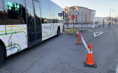 Eragina izango du autobus zerbitzuetan bihar jokatuko duten Zarauzko Triatloi Mistoak