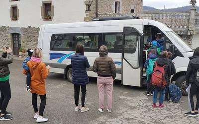 Eskolarako garraio zerbitzurik gabe hasi dute ikasturtea Aranon