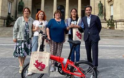 Maria Teresa Menoyo lezamarrak Arabako Foru Aldundiko saria jaso du, iaz foru garraioa gehien erabili zuen pertsona izateagatik