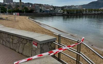 Areetako hondartzan topatutako lehergailua kendu dute Espainiako Armadako urpekariek