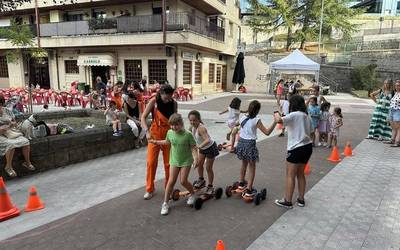 Arimazubi plaza eta inguruak animazioz bete dituen jaiarekin aurkeztu dute Plaza Bizi ekimena