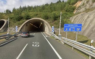 Eskoritzan izandako istripu baten ondorioz Isuskitzako tunela itxita dago Gasteizerako noranzkoan