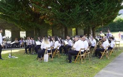Azkoitiko Musika Bandak San Jose egoitza girotu du eguerdian