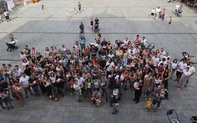 Jaiak berotzen hasteko, oñatiar jaioberriei ongietorria