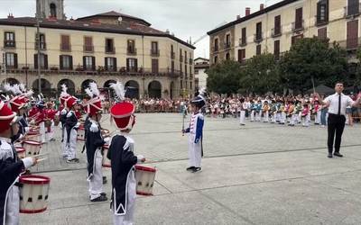 Umeen danborrada bukatu arte itxaron du euriak Oñatin