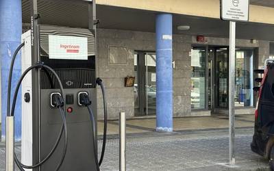 Ibilgailu elektrikoendako karga-puntua jarrita dago, baina ez martxan