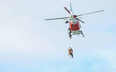 Emakume bat erreskatatu dute Talaimendi azpitik helikopteroz