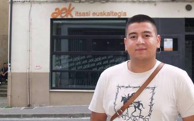 "Ate asko zabaldu dizkit jendearekin. Harreman berriak ere izan ditut"