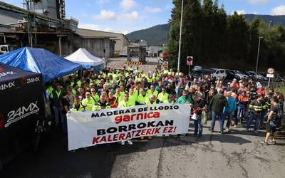Eskualde osoko Enpresa Batzorde ugarik egin dute bat Maderas de Llodioko grebalariekin