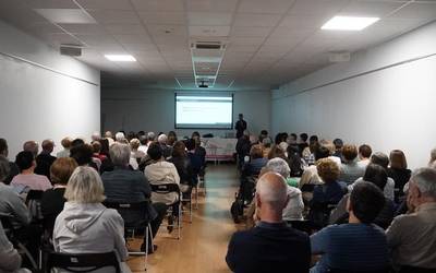 Elkarguneko Oteiza aretoa jendez lepo, Javier Ruiz neurologoaren hitzaldia jarraitzeko