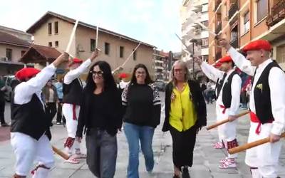 [BIDEOA] Omenaldi hunkigarria egin diete Berrizko Keinu optometriako kideei