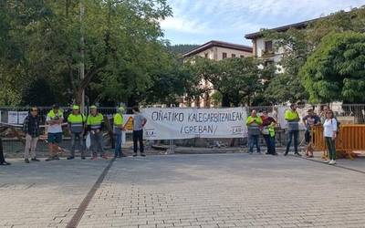 Elkarretaratzea egin dute kale-garbitzaileek eguerdian plazan