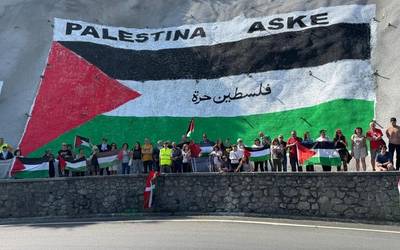 Palestinaren aldeko horma-irudia egin dute goizean Oñatin
