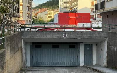 Lapurrak sartu dira Andramariko garajeetan