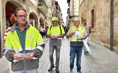 Esku orriak banatzen ibili dira kale-garbitzaileak, informazioa zabaltzeko