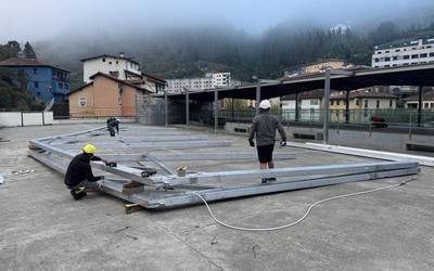 Egitura muntatu eta osorik jarriko dute padel pistaren gainean