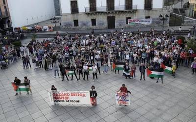 Herritarrek plaza bete dute, Palestinari elkartasuna adierazteko