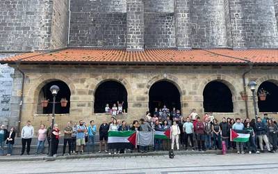 Palestinarekin elkartasunez, dozenaka lagunek egin dute elkarretaratzea Aian