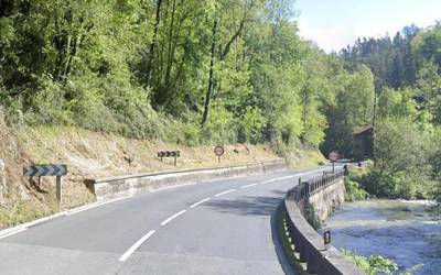 Auto batek istripua izan du Elosuko bidegurutzean, eta Azkoitia eta Aizpurutxo arteko errepidea itxita dago