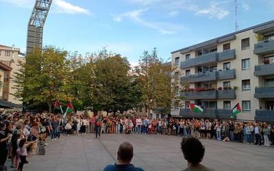 Uribe Kostako kaleak herri palestinarrarekiko elkartasunez bete dituzte