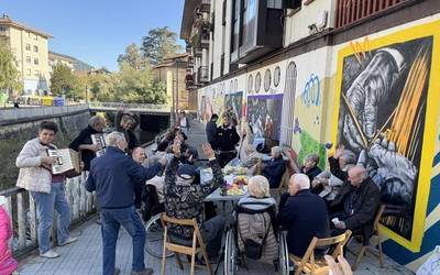 Elkarlanean mural parte-hartzailea egin dute Gu Haziak Gara elkartekoak eta GSRko egoiliarrek