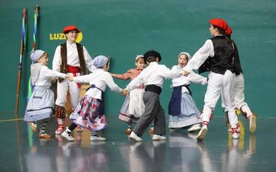 36 gaztetxok eman dute izena  euskal dantzen ikastaroan