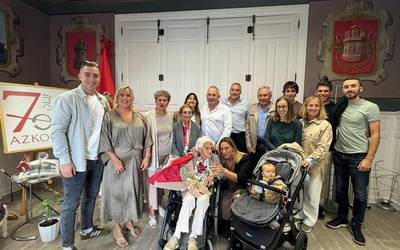 Maria Rosario Agirrek 100 urte bete ditu, eta oroigarria jaso du