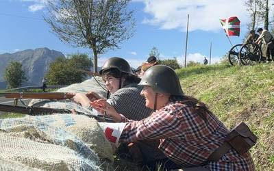 Bisita gidatu antzeztua eta oroimen ekitaldia, argazkitan