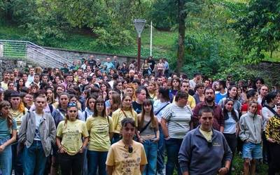 Euskal Udalekuetan aritutako begiraleek agerraldia egin dute Bergaran