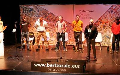 Eneko Lazkoz nagusitu da Nafarroako Bertsolari Txapelketako lehen saioan