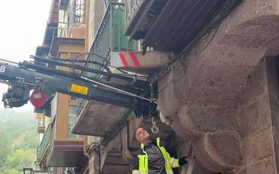 Kalebarren 1 zenbakiko harria kolpatu du kamioi batek