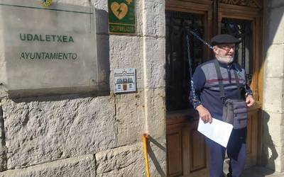 Konponbide eske, udaletxean kateatuta