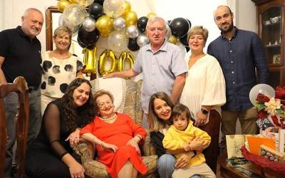 Elena Begil Facundok familiaz inguratuta eta hunkituta ospatu zituen 100 urteak