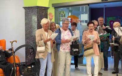 Elkarrekin kantuan hasi zituzten Mesedeetako Amaren Eguneko ospakizunak