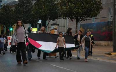 Giza katea osatu dute Gazako genozidioa bigarren urteurrenean