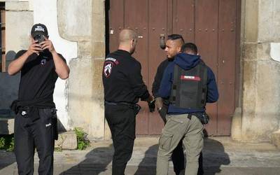 Desokupazio enpresa batek eraso egin dio Aiaraldeko kazetari bati