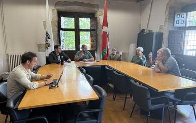 Hainbat jabekideri 14 lursail erostea onartu du Aramaioko udalbatzak